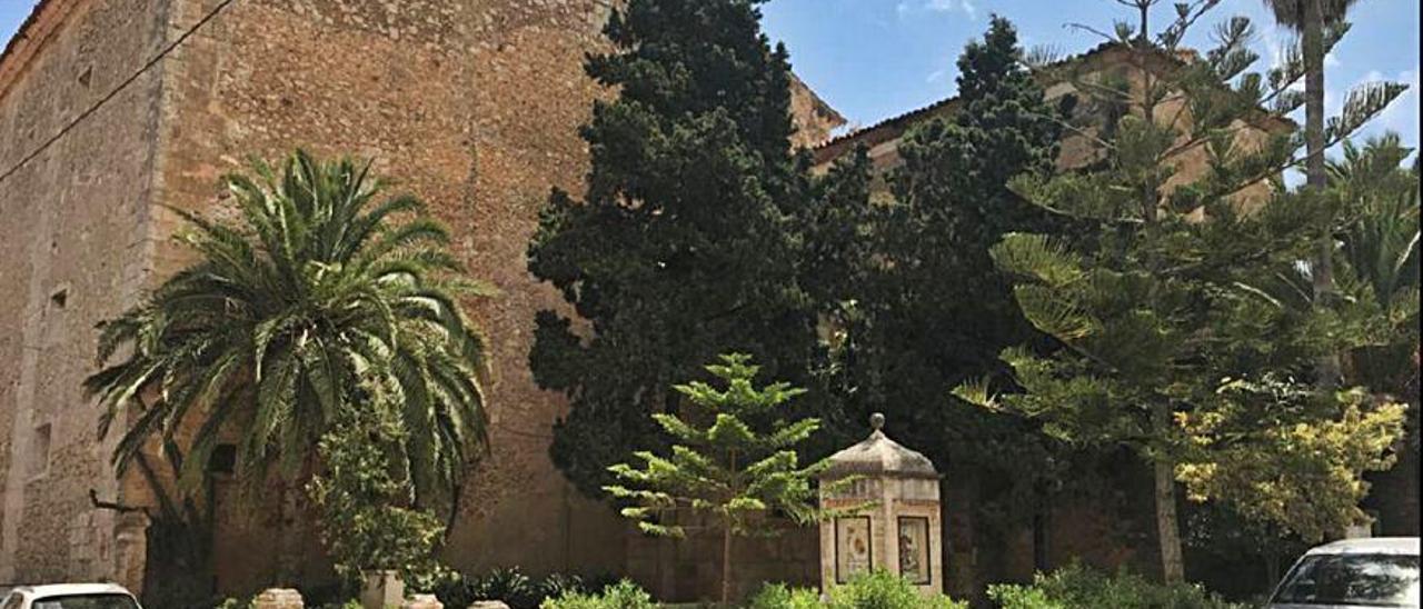 Plazoleta exterior del convento franciscano de Sant Bernardí, donde Juníper estudió en el siglo XVIII.