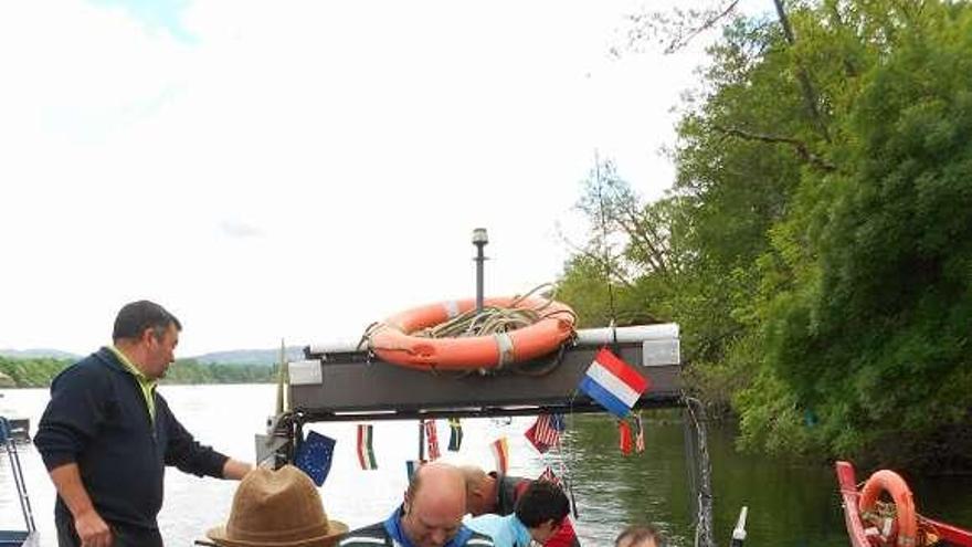 El párroco de Sobrada, José Rodríguez Ubeira, en la barca.  // E. G.