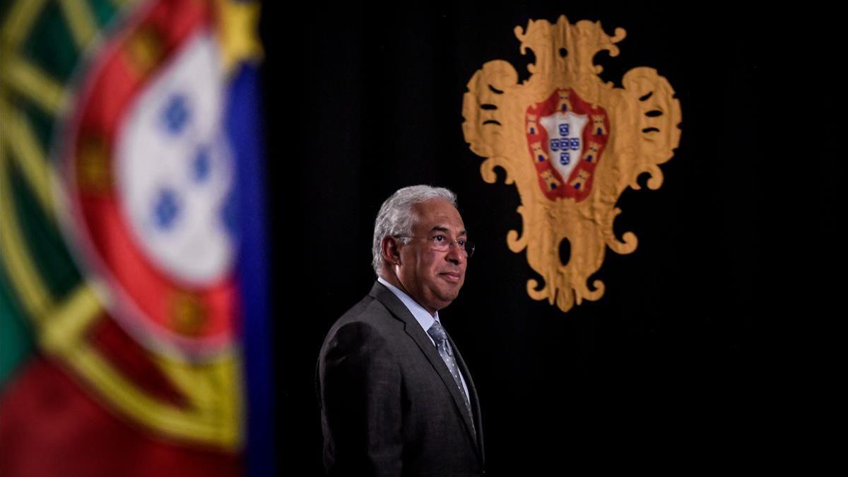 TOPSHOT - Portuguese Prime Minister and Socialist party leader  Antonio Costa  gives a press conference after meeting with Portugal s president at Belem Palace in Lisbon  on October 8  2019  two days after winning the general election  - Portuguese Prime Minister Antonio Costa s Socialist party won a general election on October 6 but without an outright majority in parliament  This means the party will once again need support from at least one other party to pass bills  (Photo by PATRICIA DE MELO MOREIRA   AFP)