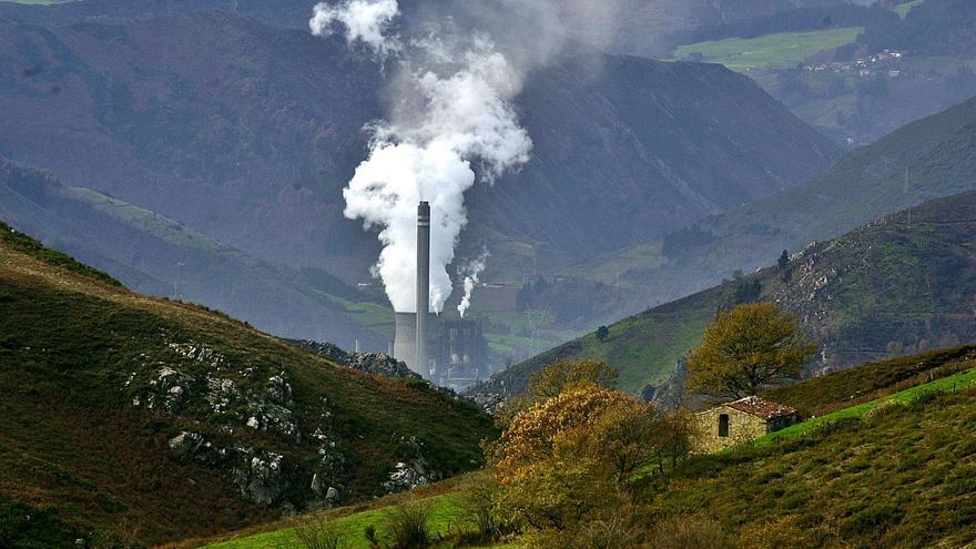 Las térmicas de Lada y Tineo llevan un año a la espera de un plan que salve el empleo perdido