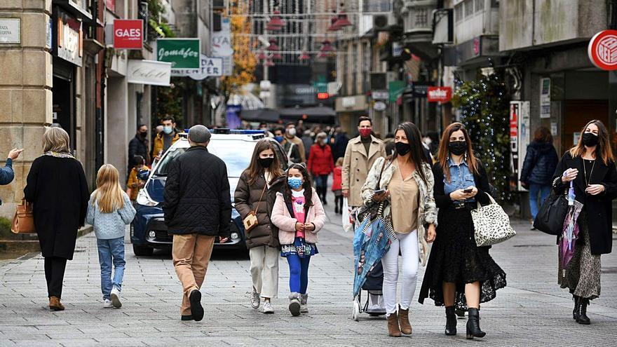 Personas paseando por el centro de la ciudad. |   // G. SANTOS