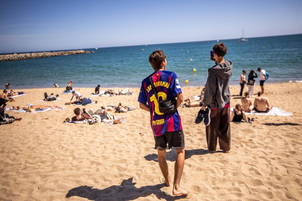 Ambiente de verano en las playas de Barcelona por Semana Santa