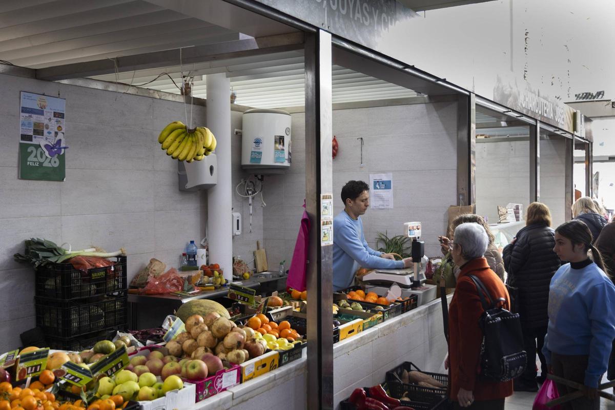 El puesto de frutería de David en el mercado de Paiporta
