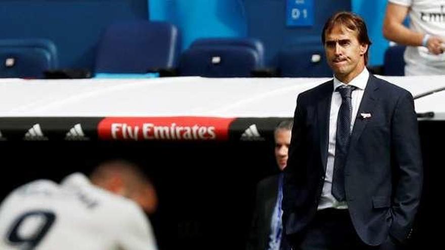 Lopetegui, ante su banquillo y Benzema agachado tras la derrota.