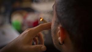 Un fumador consumeix cànnabis a l’interior del Club La Maca, a Barcelona.