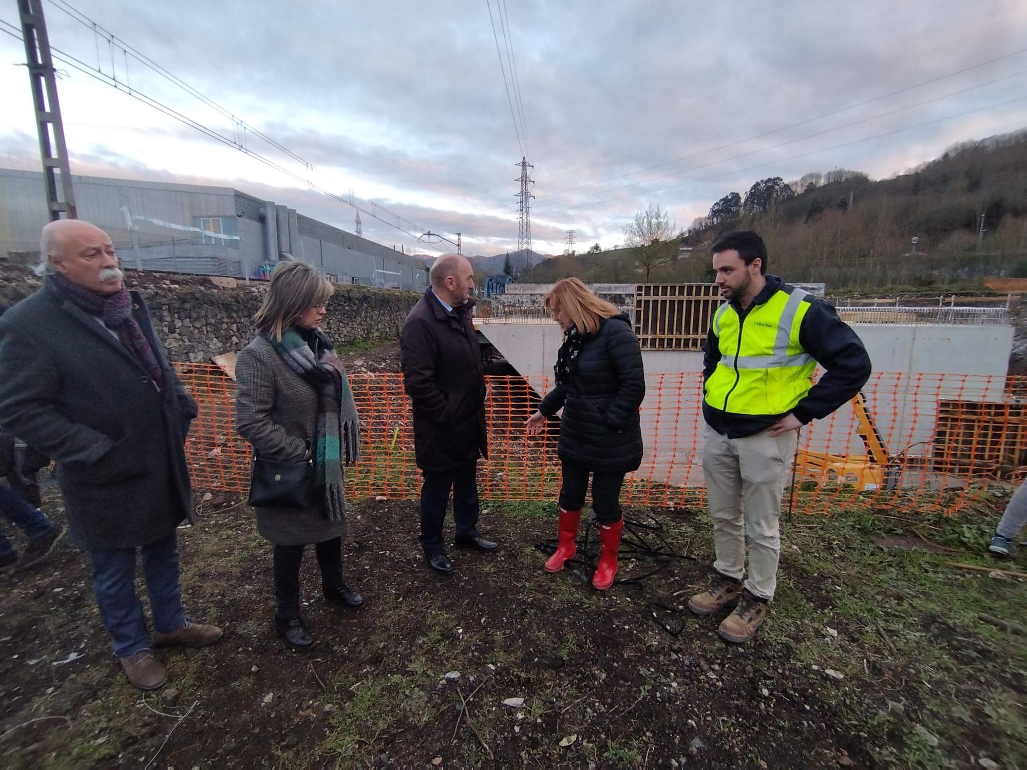 Obras de acceso al futuro ferial de talleres del Conde, en Langreo