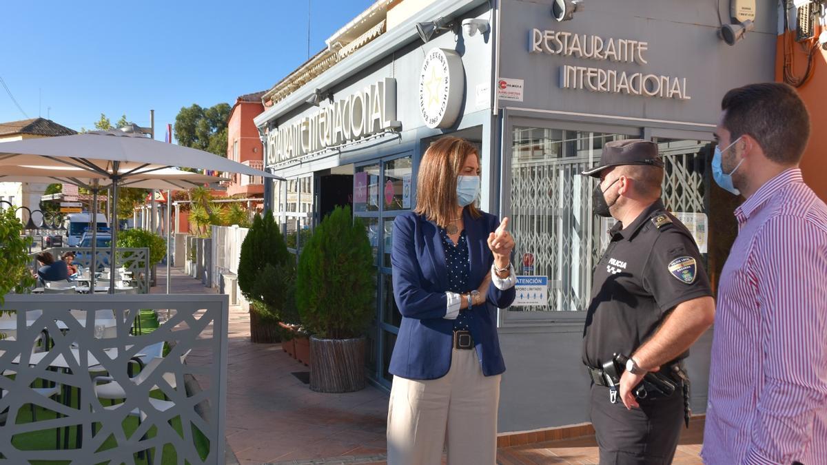 La alcaldesa de Archena, Patricia Fernández, charla con un agente de la Policía Local.