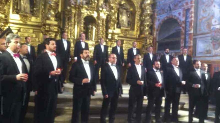 Actuación del Coro Voces Graves, de Madrid, durante el acto de clausura.