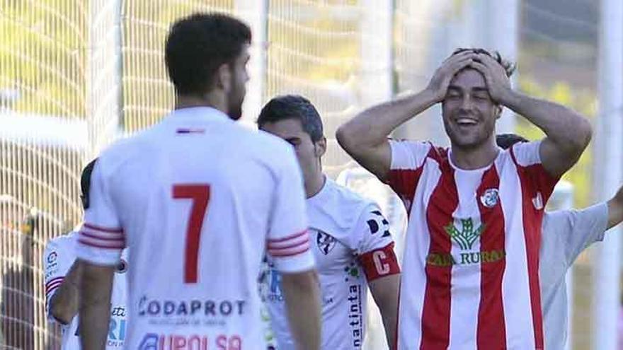 Juanan se lamenta tras una acción rival en el partido de ayer.