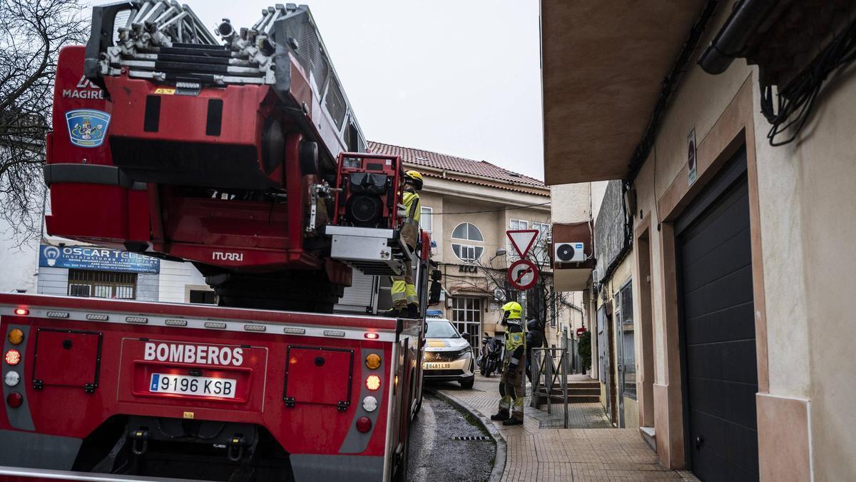 Video | La caída de una placa de un tejado obliga a intervenir a los bomberos de Cáceres