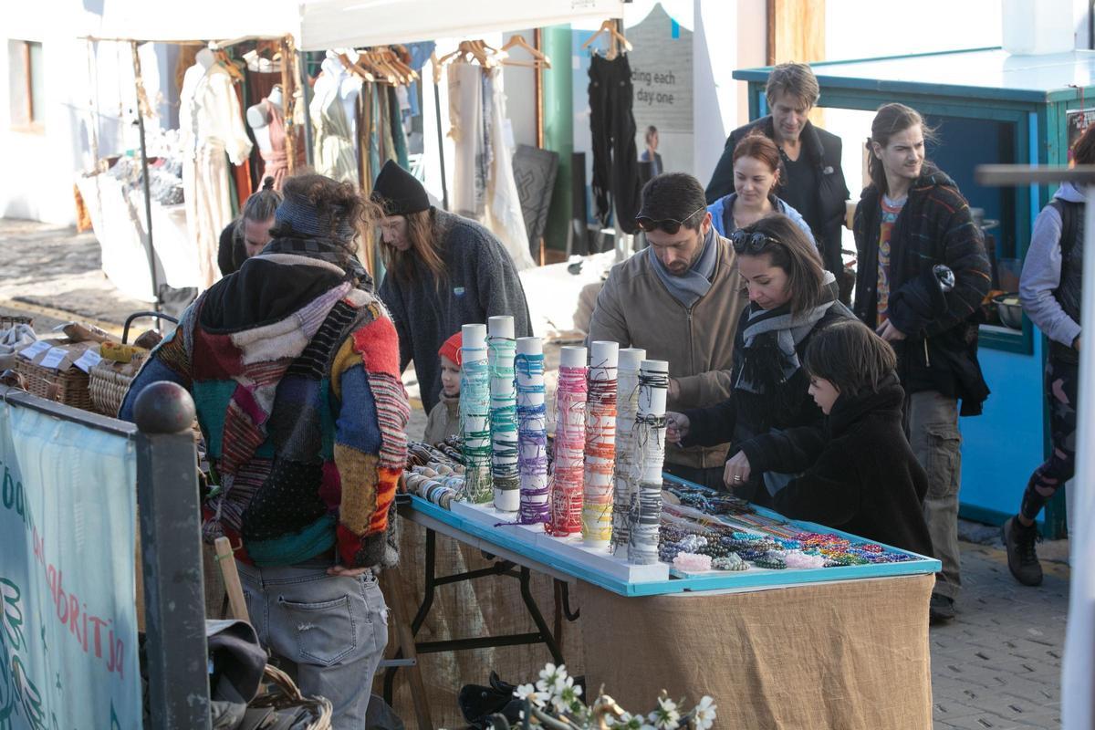 Superar el invierno en el mercadillo de Sant Joan