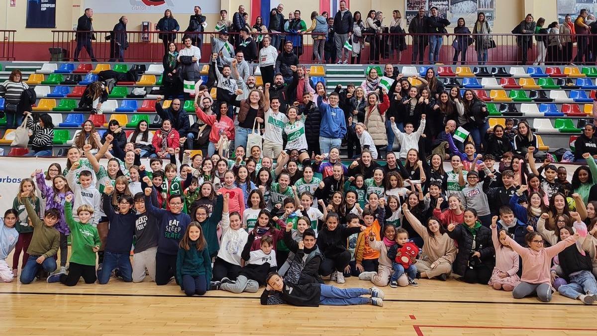 Las jugadoras del AtticGo Elche celebran el triunfo con los aficionados