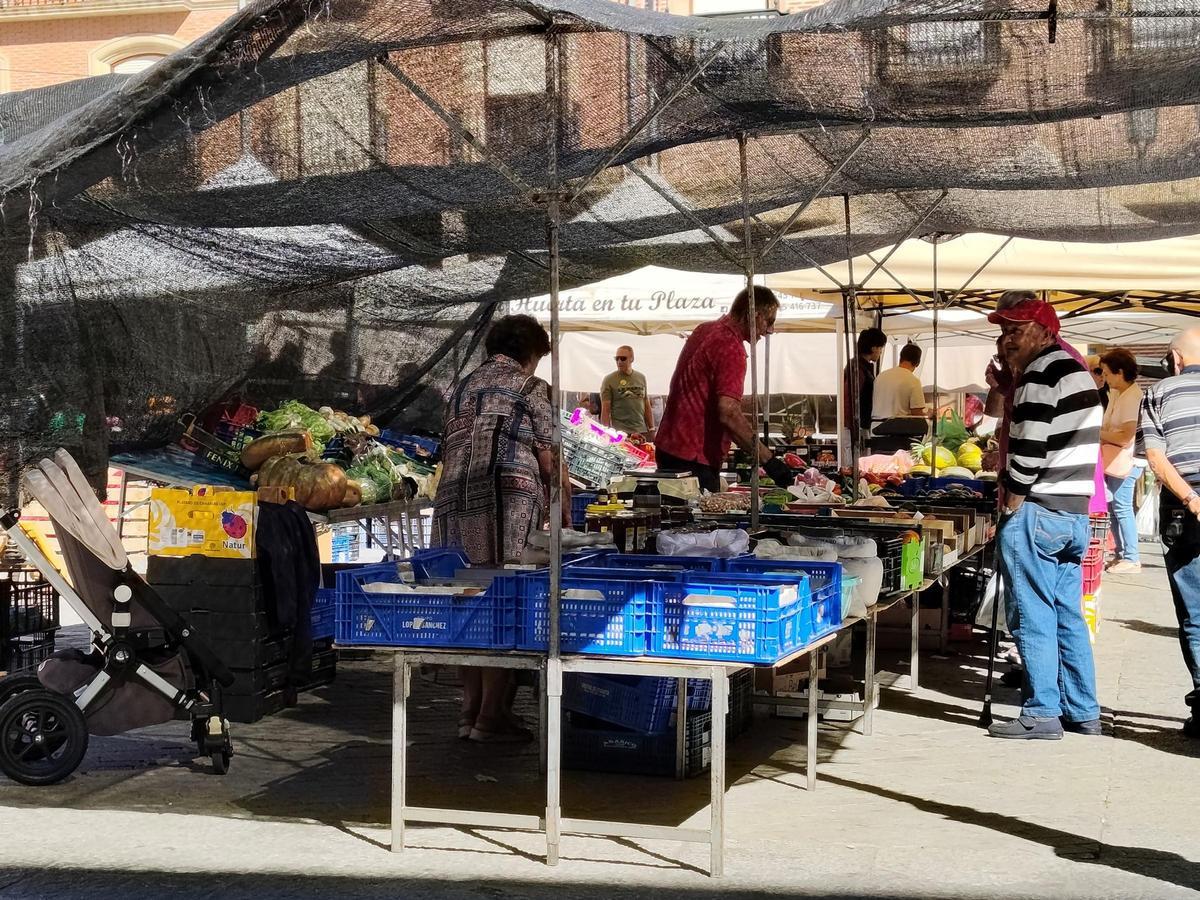 GALERÍA | El mercado de frutas y verduras de Benavente, en imágenes