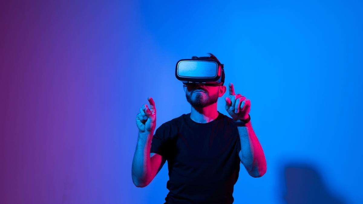 Un joven usa un casco de realidad virtual.