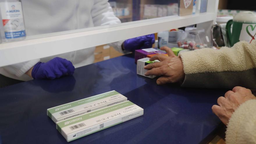 El repunte de casos de covid reactiva la venta de test de antígenos en las farmacias