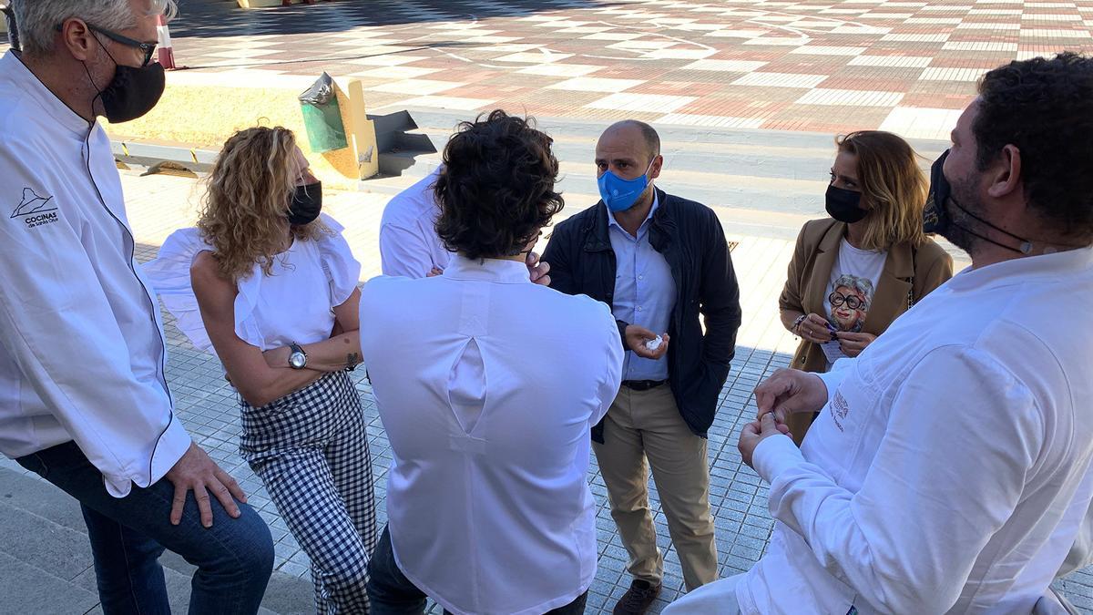 Alfonso Cabello y Gladis de León, en una de las reuniones de programación de la iniciativa jóvenes talentos.