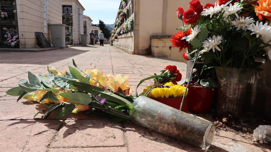 Ladrones de flores en el cementerio de Alcoy