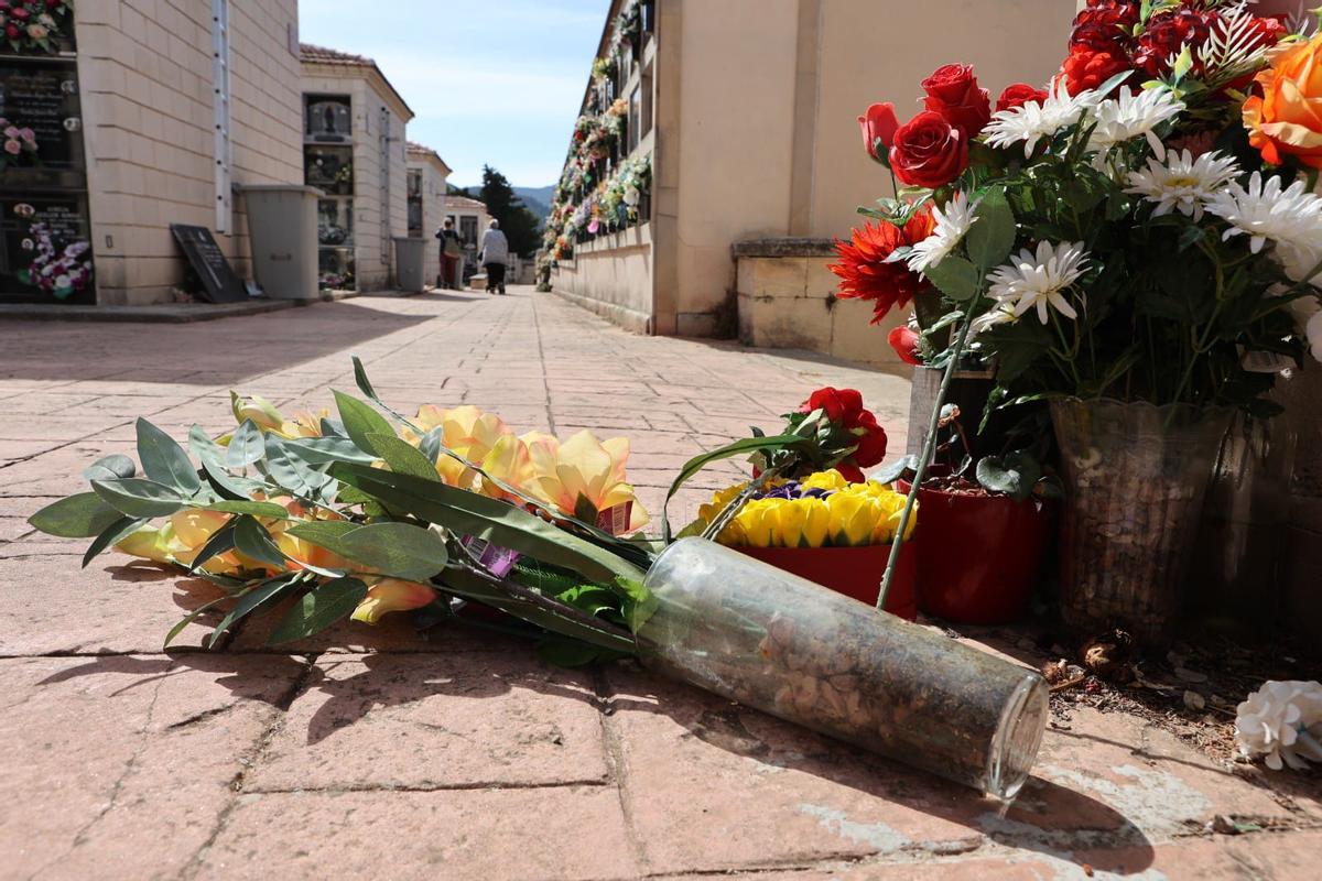 Flores en el suelo en el cementerio de Alcoy.