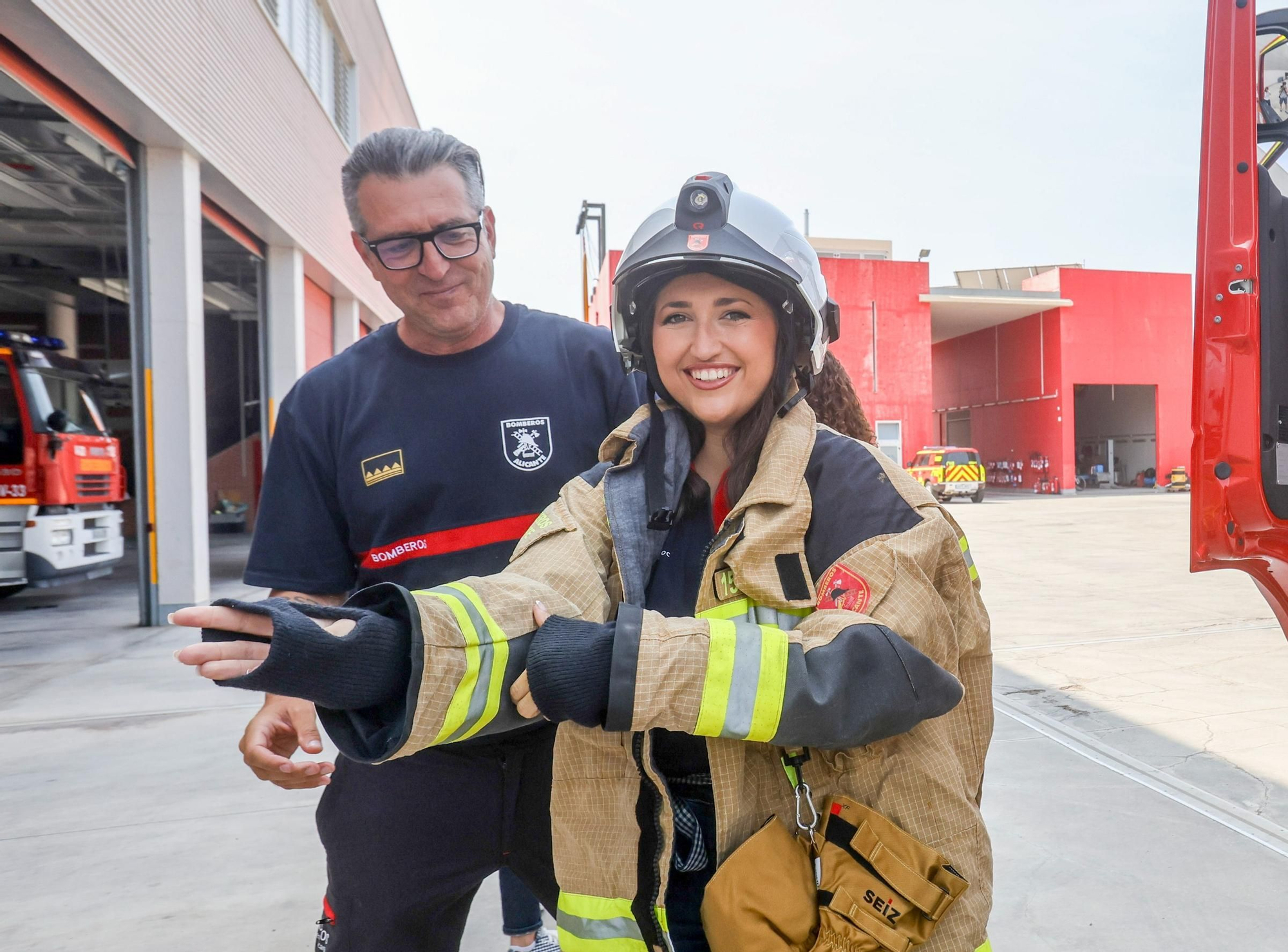 Visita al parque de Bomberos de la Belleas del Foc 2025 y sus damas de honor