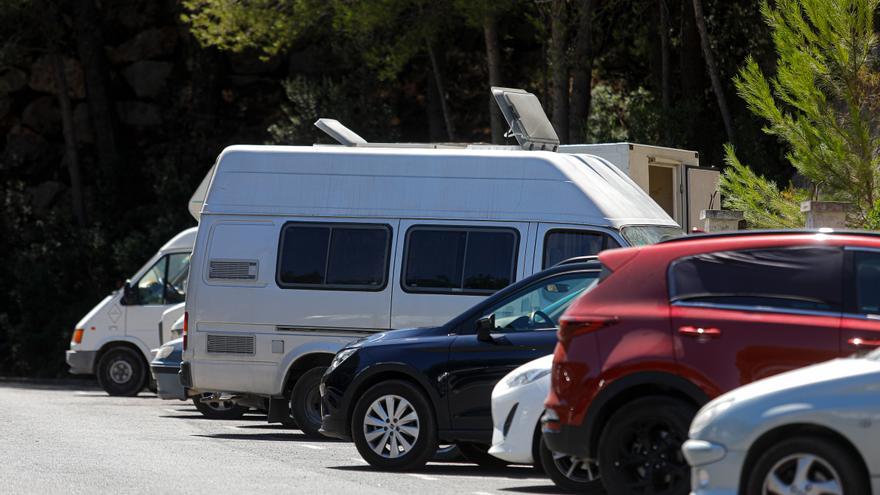 Decenas de caravanas se publicitan como alquileres turísticos en espacios naturales de Ibiza