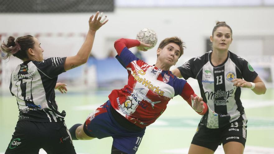 Cacheda lanza durante el partido ante el Costa del Sol. |  // RICARDO GROBAS