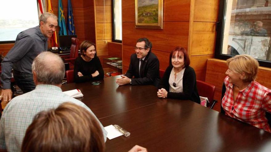 Carmen Moriyón, al fondo, con el edil Fernando Couto y directivos de la Federación de Vecinos.