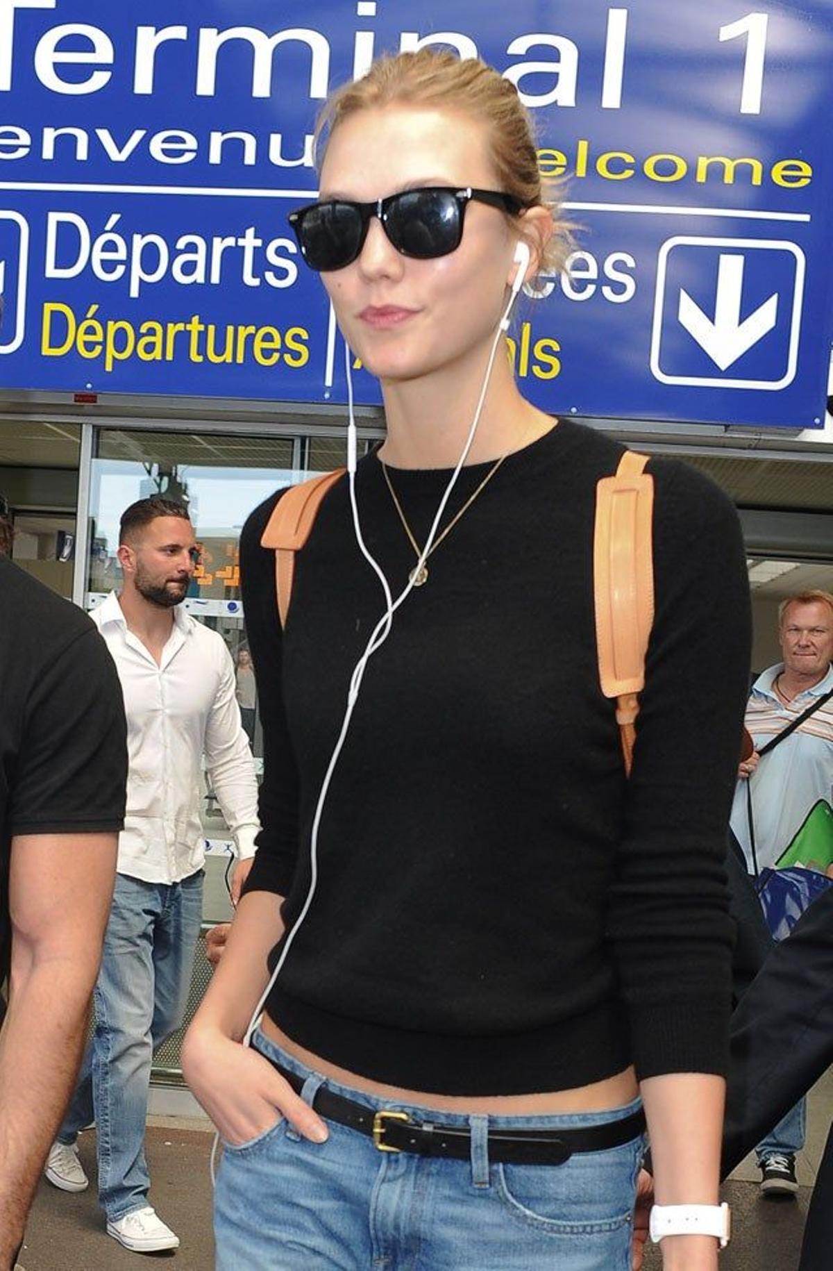 Karlie Kloss llegando al aeropuerto de Niza