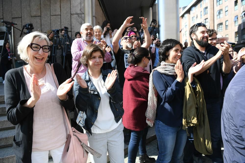 Cinco comparsas coruñesas se concentran en los juzgados de A Coruña antes de la declaración del concejal de Culturas. El alcalde, Xulio Ferreiro, también arropó al edil