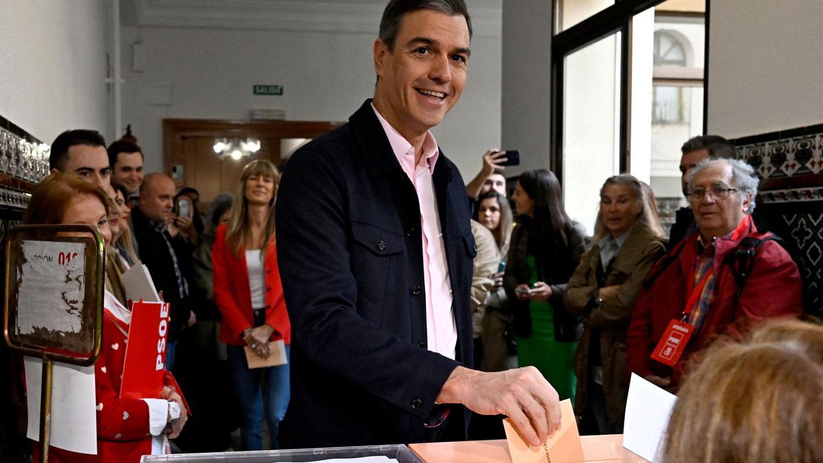 Pedro Sánchez ejerce su derecho al voto en el Colegio de Nuestra Señora del Buen Consejo, en Madrid