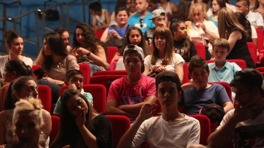 Público asistente a un acto celebrado en el teatro El Llar a principios de este año.