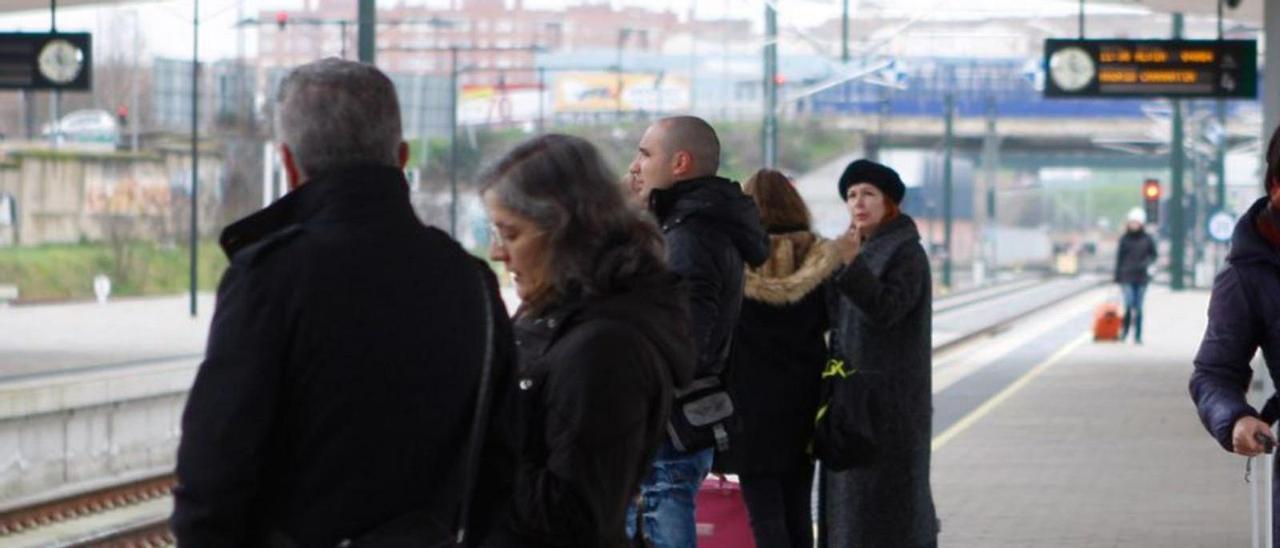 Viajeros en la estación de tren de Zamora. | Emilio Fraile