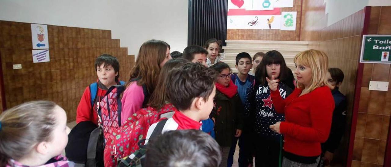 Por la derecha, la directora del colegio, Teresa López, la semana pasada con un grupo de alumnos.