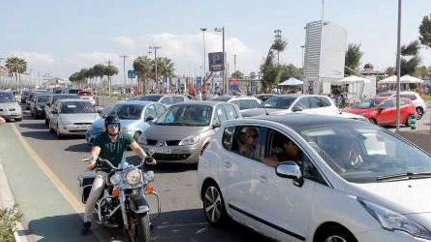 Grandes atascos en el puerto para ver el «Juan Carlos I»