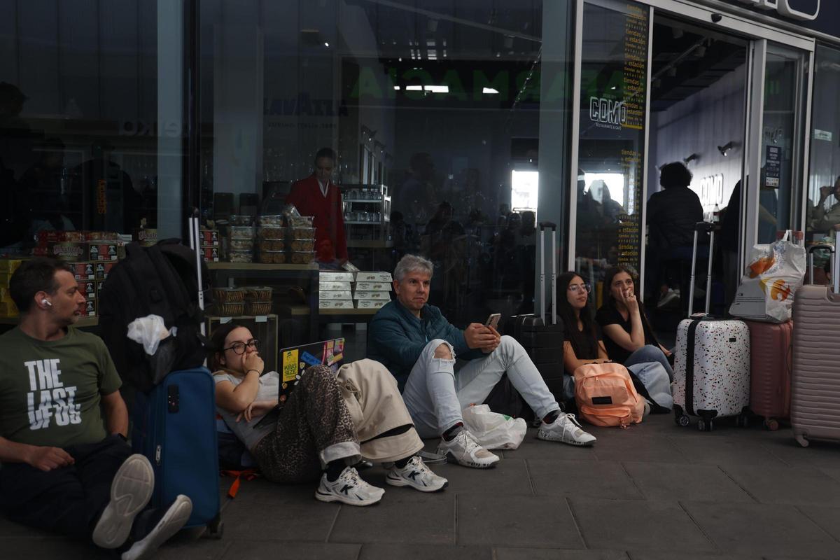 Pasajeros esperando en la estación de AVE de València.