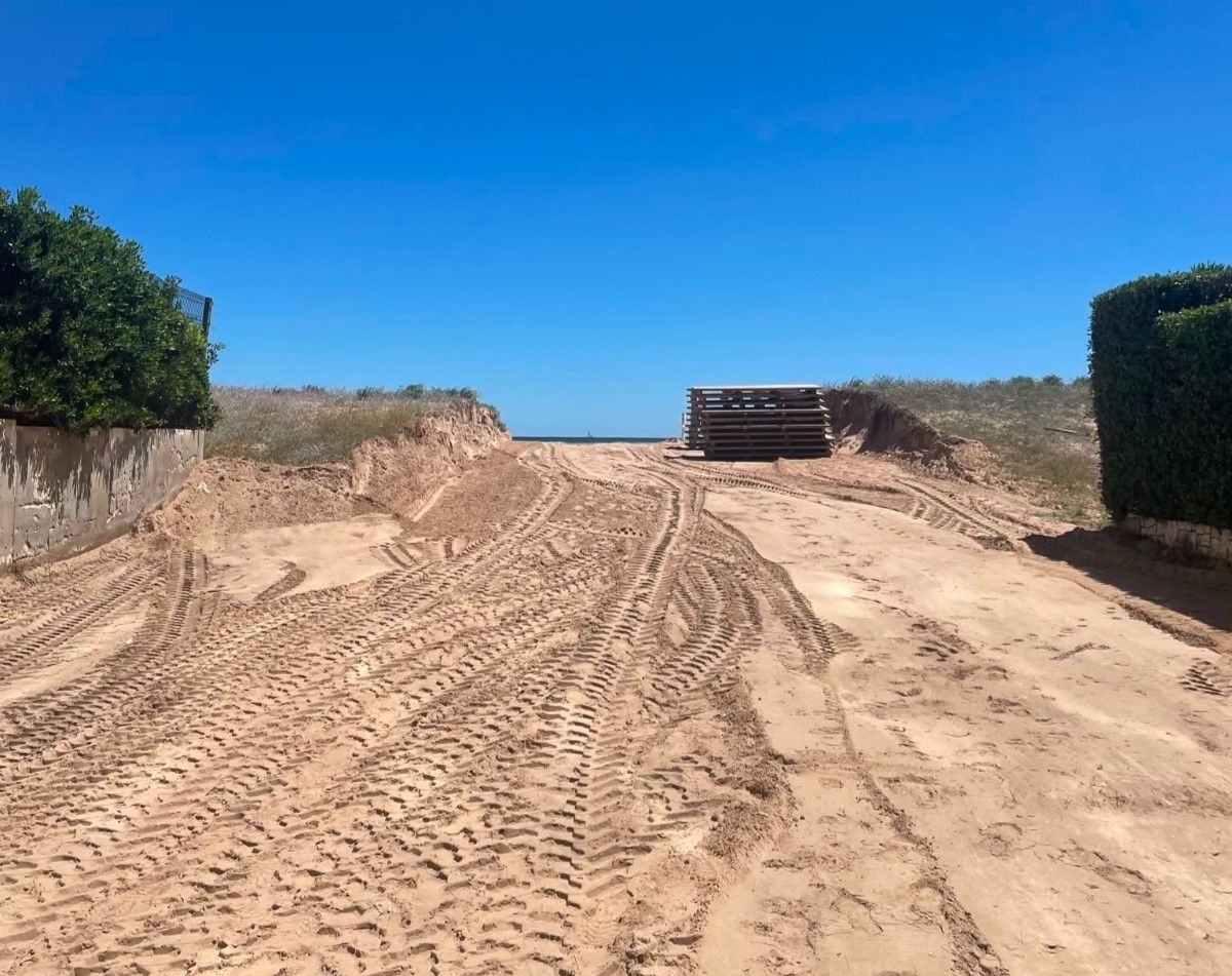 El acceso a la playa habilitado durante las obras.