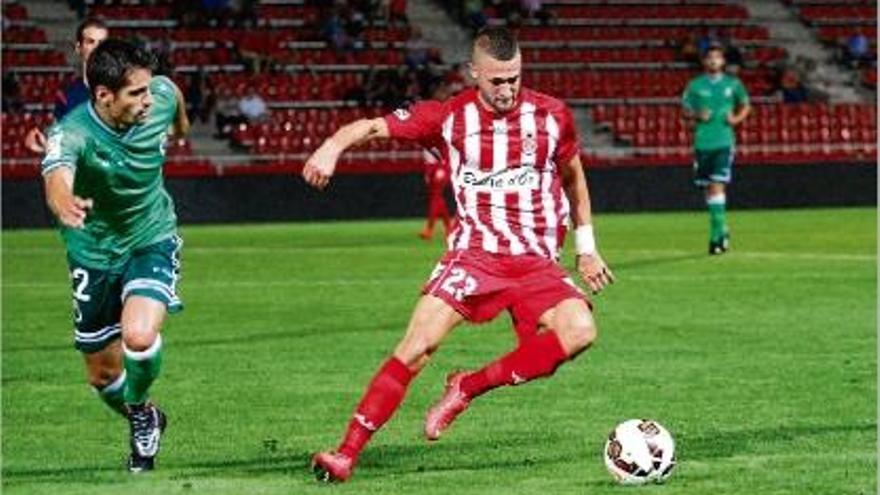 David Juncà protegeix la pilota davant Pedro Orfila, jugador del Racing de Santander.