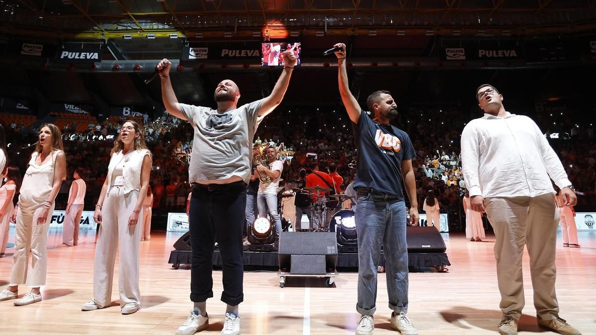 La Fúmiga, en el homenaje a La Fonteta, en el que presentaron el himno del Valencia Basket.