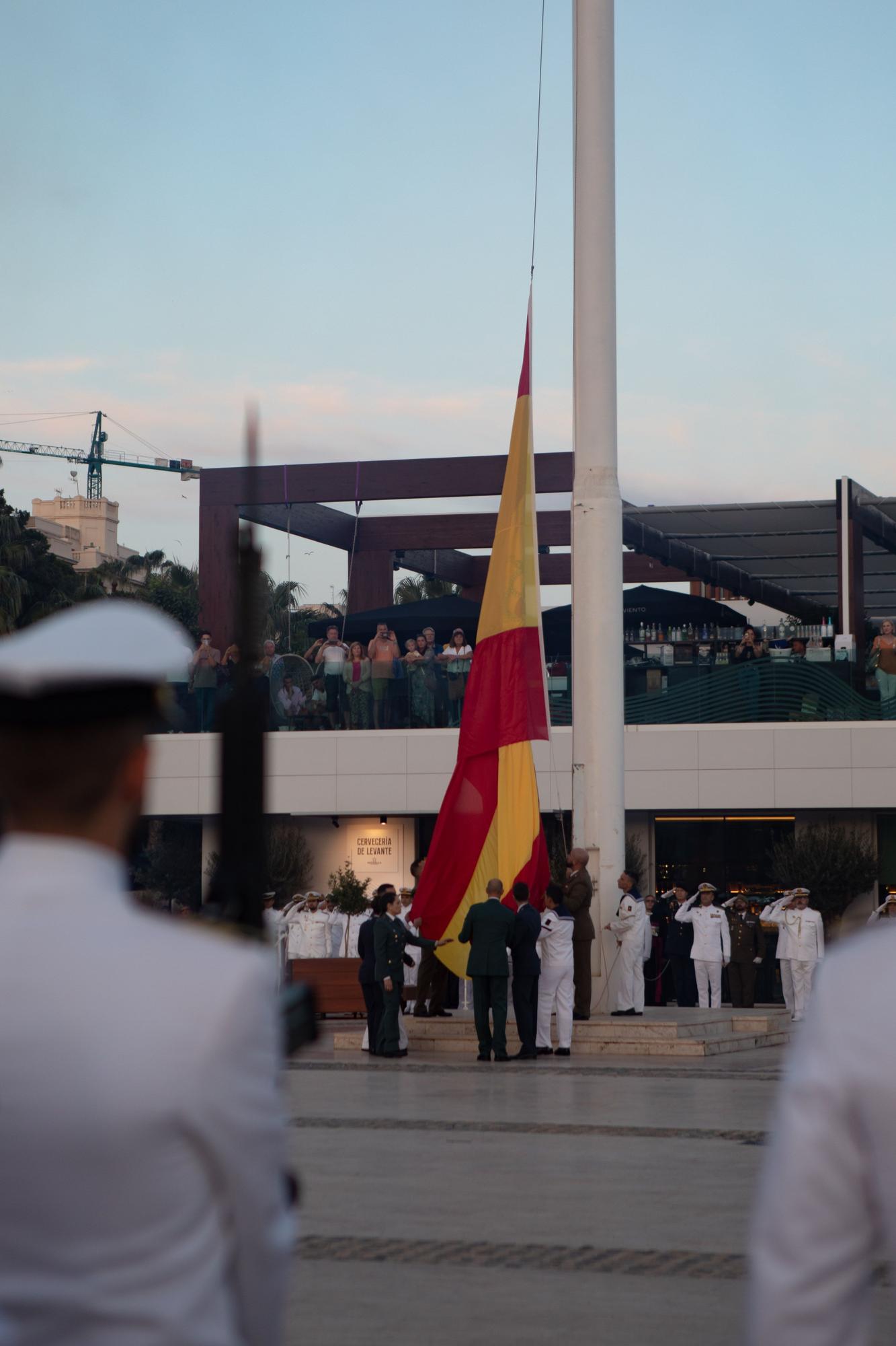 Arriado de la bandera de España en Cartagena