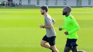 Youssouf Sabaly se ejercita al margen con el objetivo de reaparecer con el Betis en El Sadar frente a Osasuna