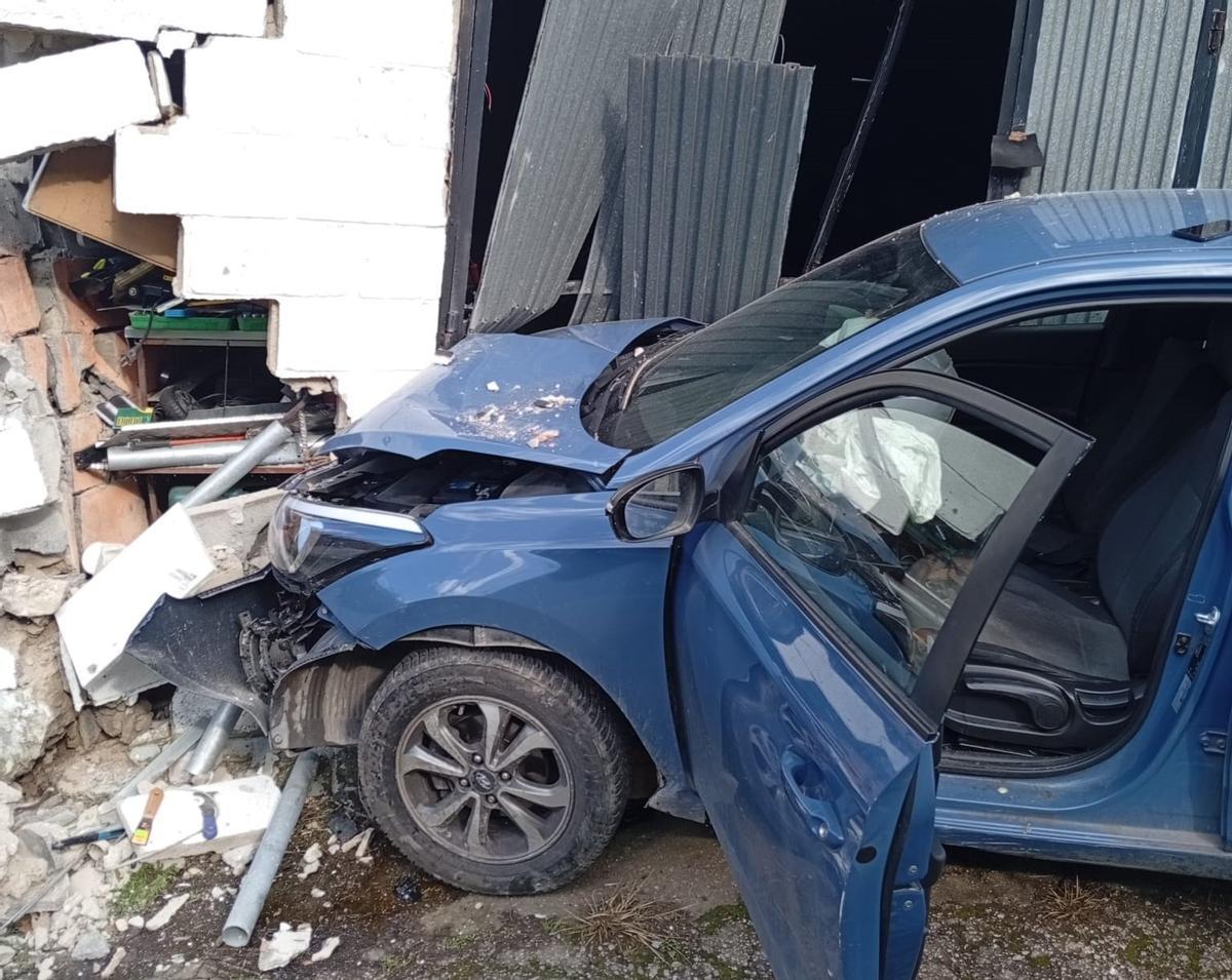 El vehículo, empotrado contra una cochera en Rioturbio.