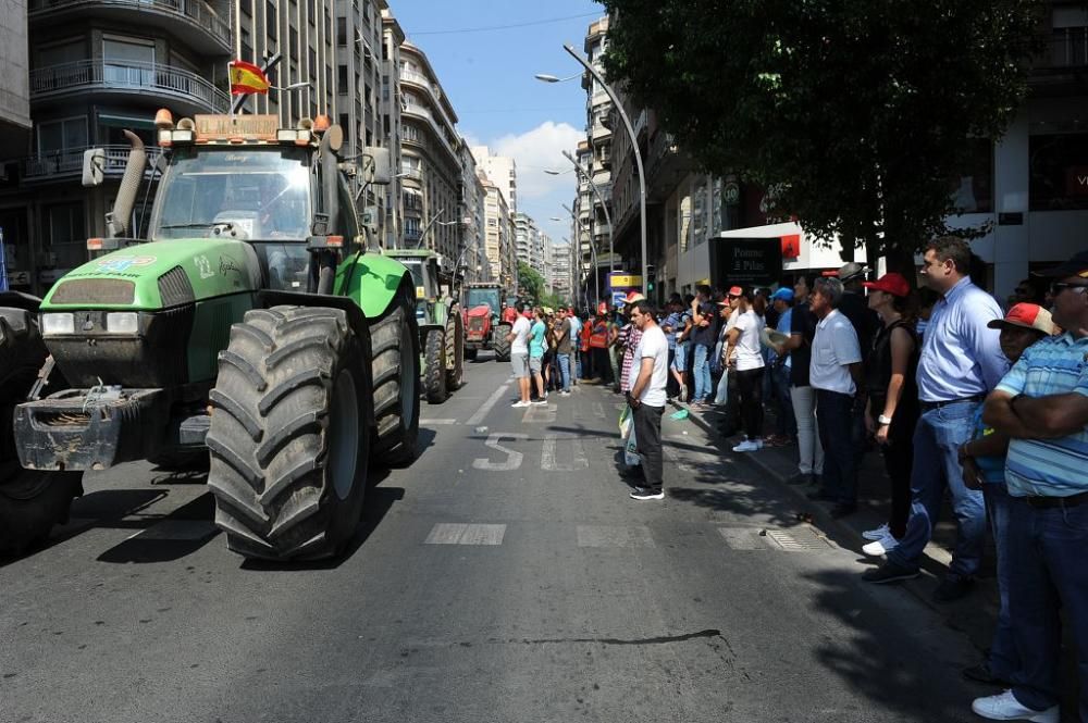 La Gran Vía de Murcia, paralizada por los agricultores