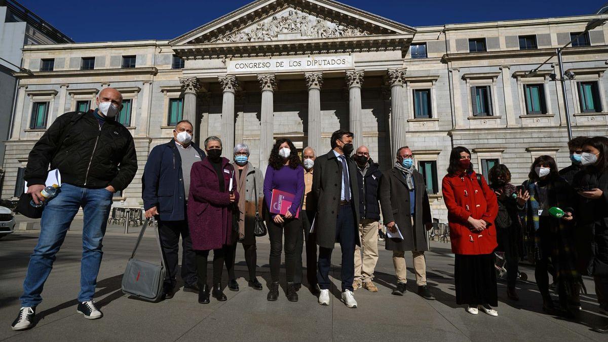 Sofía Castañón y Jaume Asens, junto a víctimas de abusos sexuales frente al Congreso.