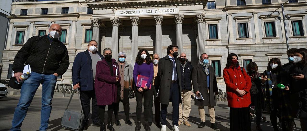 Sofía Castañón y Jaume Asens, junto a víctimas de abusos sexuales frente al Congreso.