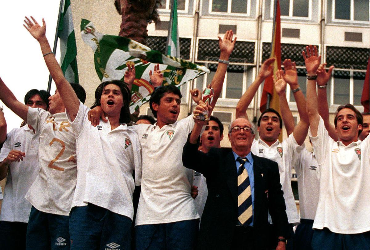 Loreto, entre Rafa Fernández y Litri, celebra en Las Tendillas el ascenso del Córdoba CF de 1999.