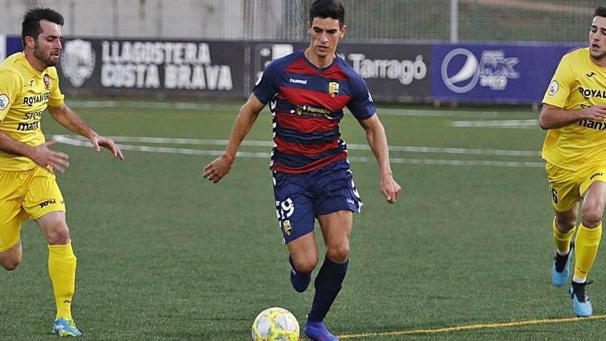 Una acció del derbi gironí de la Segona Divisió B entre el Llagostera i l&#039;Olot.