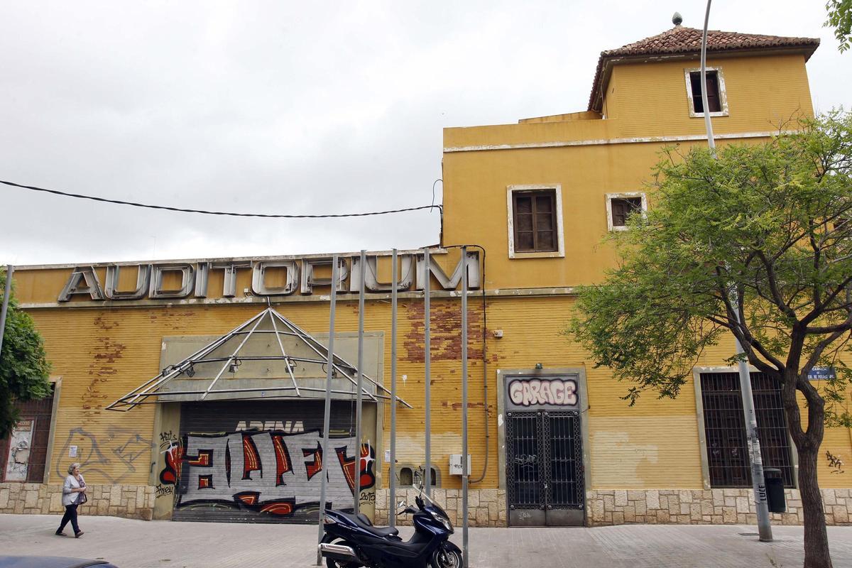 Arena Auditorium poco antes de convertirse en un supermercado.