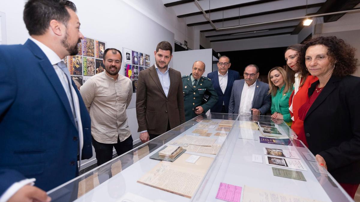 Un momento de la apertura de la exposición del Santo Sepulcro de Gandia.