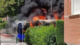 Las llamas calcinan un autobús urbano en Valladolid