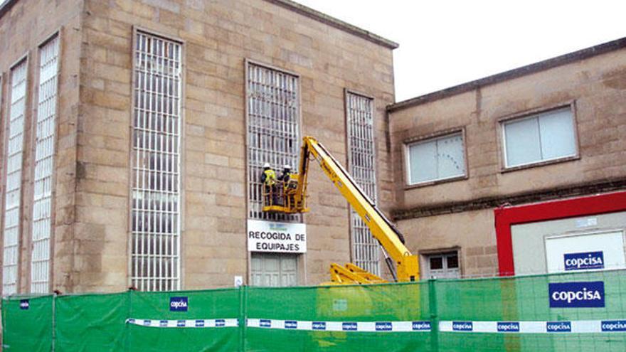 Operarios de Copcisa, ayer sobre un lateral del edificio. // FdeV