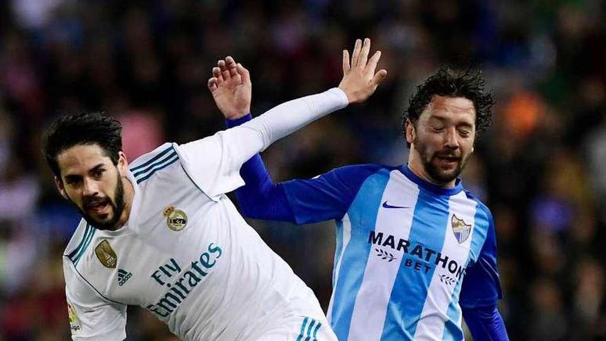 Isco Alarcón salta ante una entrada de Iturra. // Jorge Guerrero